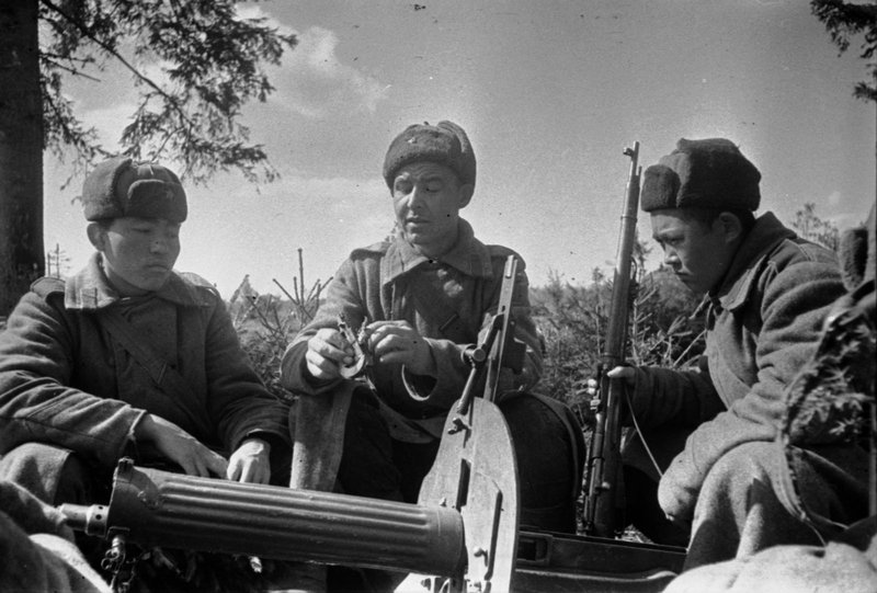 Гвардии старшина И.Д. Расщупкин ведёт занятие по устройству пулемёта со своим расчётом; слева Кашат Мужиков, справа Сатар Омашев