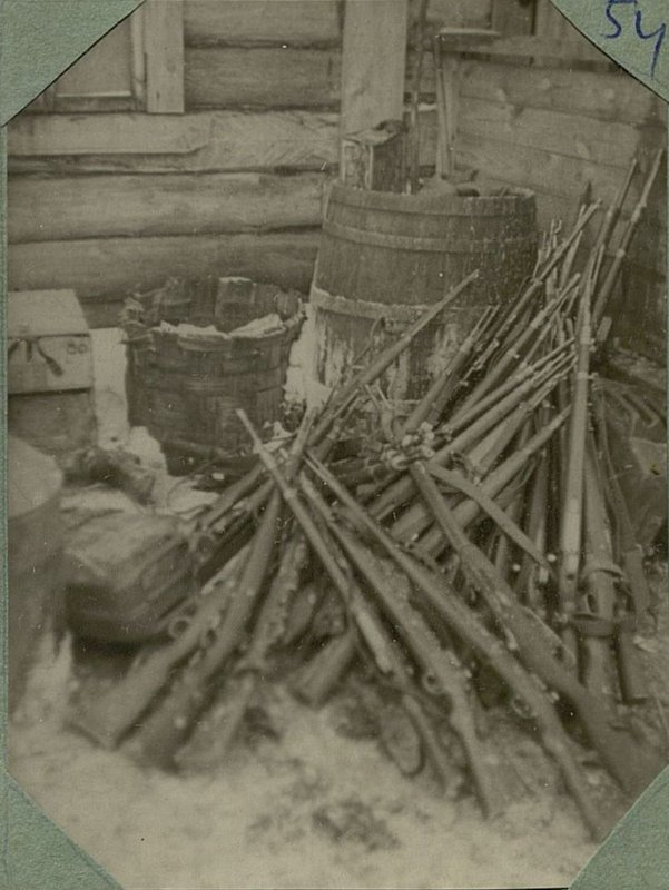 Image: Captured weapons thrown by the Germans during the retreat from the village of Gubino