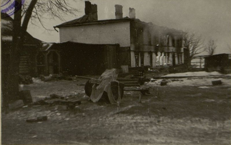Image: When retreating, the enemy set fire to residential buildings in the town of Soltsy.