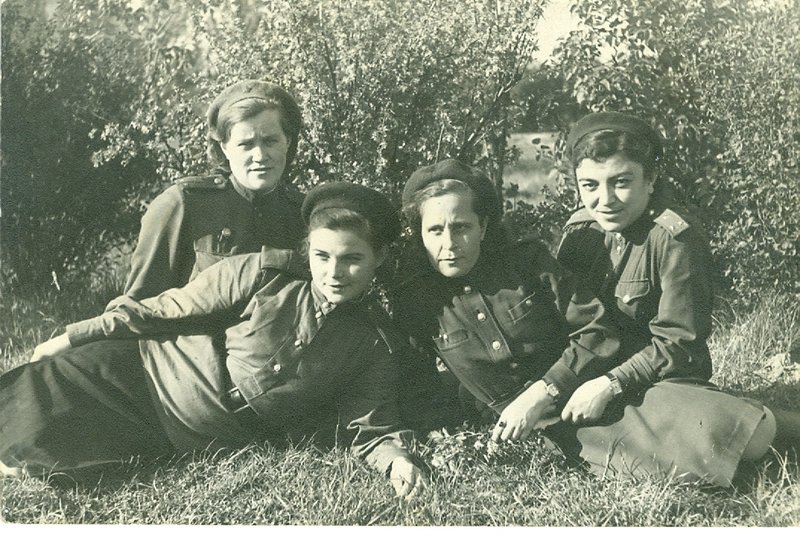 С фронтовыми подругами