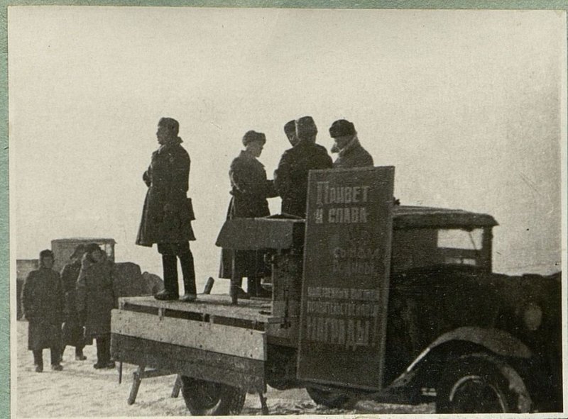 Фотография: Награжденный орденом Красной Звезды Старший лейтенант товарищ Пугач выступает на митинге