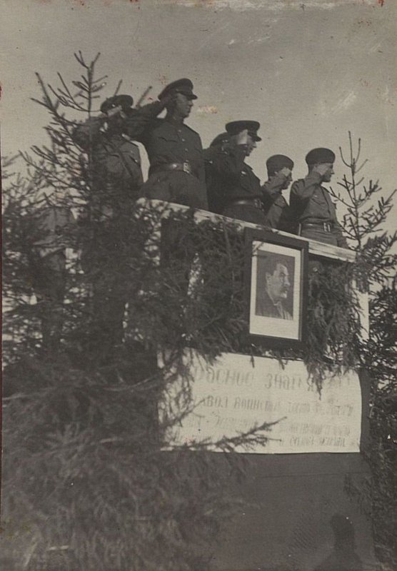 Фотография: Вручение боевого красного знамени Верховного совета Союза ССР