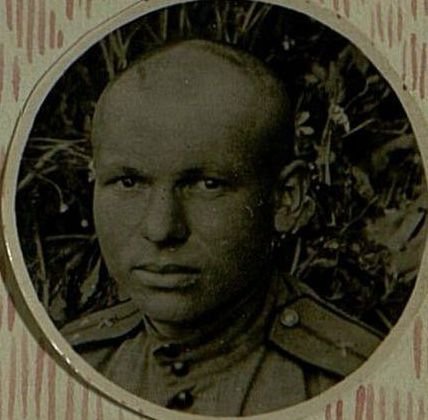 Фотография: Лейтенант Коломеец Я.М. командир взвода
