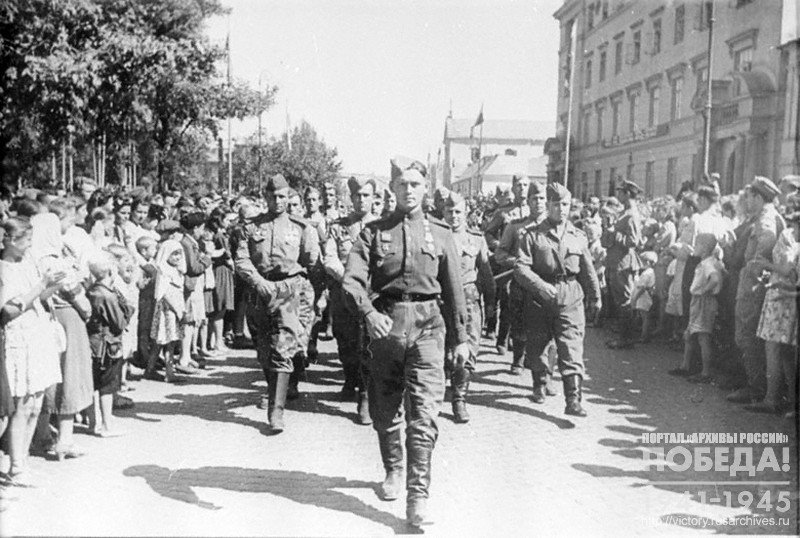 People greeting Soviet troops in Ljublin