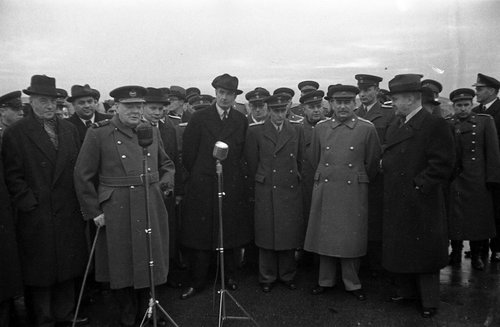 Премьер-министр Великобритании У. Черчилль на Московском аэродроме, выступающий перед микрофоном с речью, при отъезде из Москвы