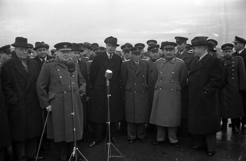 Премьер-министр Великобритании У. Черчилль на Московском аэродроме, выступающий перед микрофоном с речью, при отъезде из Москвы