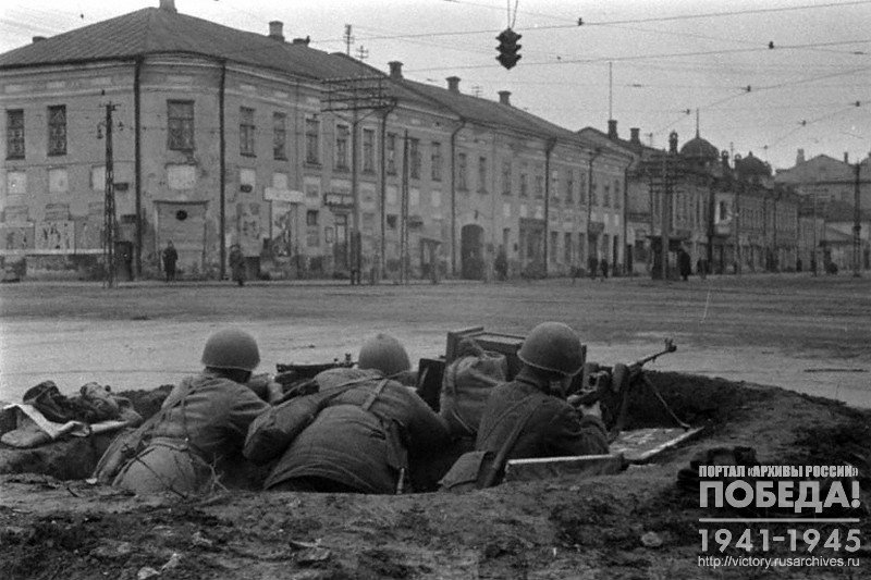 Окоп на перекрестке улиц Коммунаров и Советской г. Тулы. Бойцы с противотанковым ружьем обороняют улицу