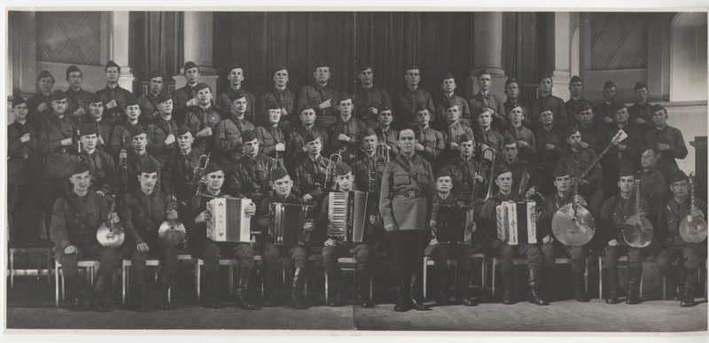 «Групповое фото военного оркестра, с аккордеоном Н. Я. Чайкин.»