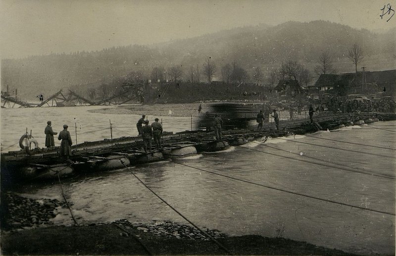 Image: Pontoon bridge over the Orava river