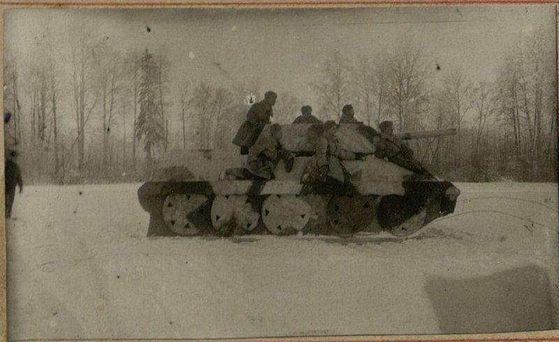 Фотография: Макет танка Т-34 передвигающийся на полозьях