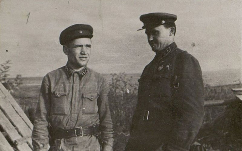 Фотография: Отсекр партбюро 6 артполка майор Сабодырь и Заместитель командира полка по строевой части майор Холостяков