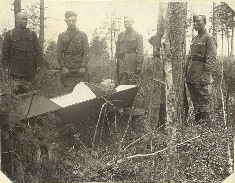 Фотография: Похороны начальника артиллерии подполковника Сорокина, погибшего в бою в мае 1942 года