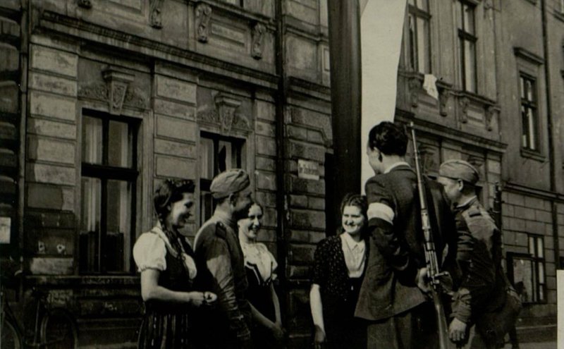 Image: Soviet soldiers talk with Czechs on Khomutov street.