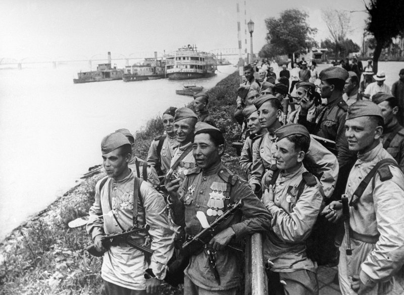 Soviet soldiers on the embankment of the Songhua River in Harbin