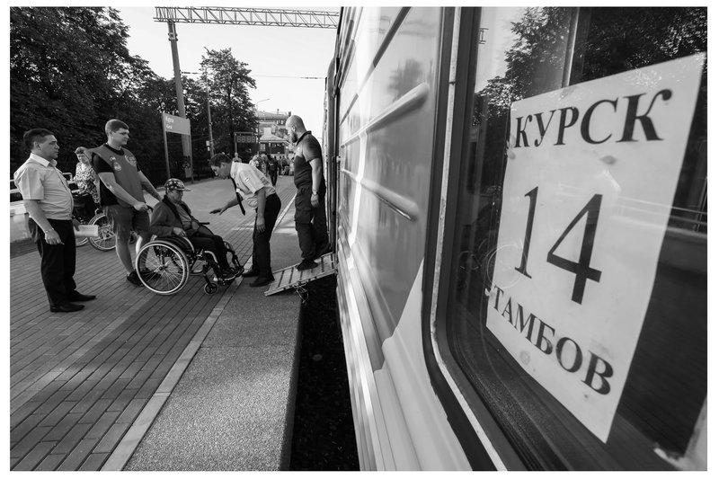 Эвакуационные мероприятия для пожилых людей и инвалидов, беженцев из приграничных районов Курской области в другие регионы России на специальном поезде.