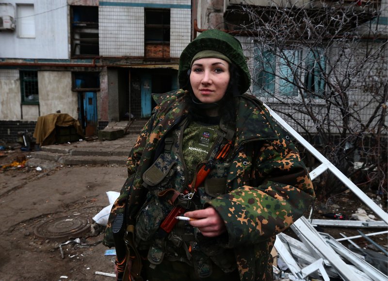 Ситуация в районе аэропорта Донецка. Военнослужащая ДНР в Октябрьском районе города, где находится международный аэропорт города