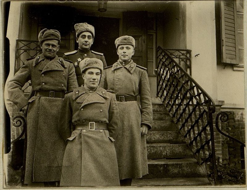 Фотография: Слева направо: гвардии Старший лейтенант Зевальд, гвардии капитан Синельченко, гвардии лейтенант Демашин. Сзади - гвардии генерал-майор Иоффе