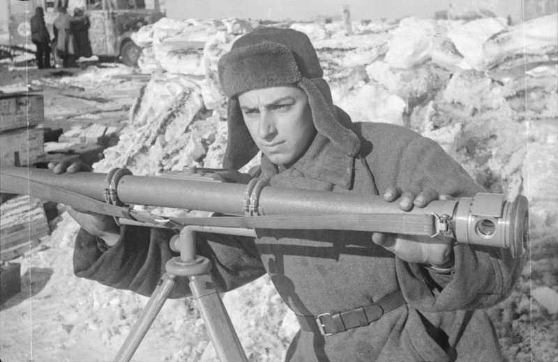 Старший зенитчик-дальномерщик Р.М. Поляк корректирует огонь батареи