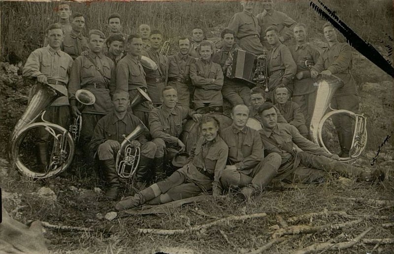 Фотография: Группа участников красноармейской художественной самодеятельности