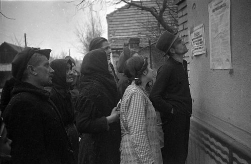 Жители освобожденного от гитлеровцев Будапешта читают приказ, вывешенный на стене одного из домов