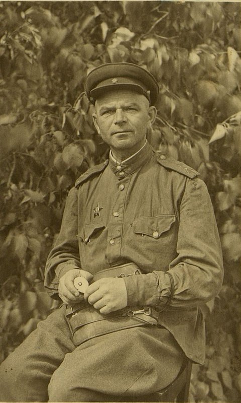 Image: Agitator of the 813th Infantry Regiment Captain Petrov