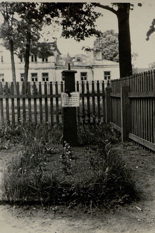 Фотография: Воинское захоронение красноармейцев Антонова П.И., Огурцова Н.И, Близнец И.Т.