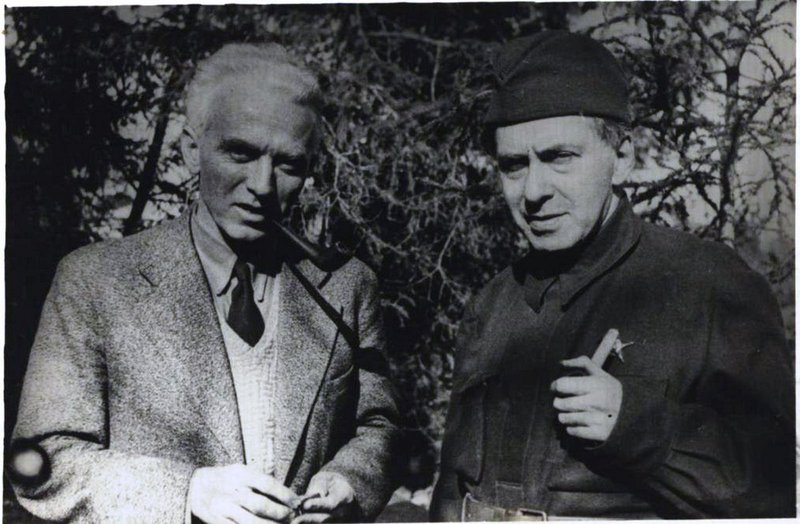 Писатель И.Г. Эренбург (справа) и американский журналист Л. Стоу во время пребывания в одной из частей под Ржевом