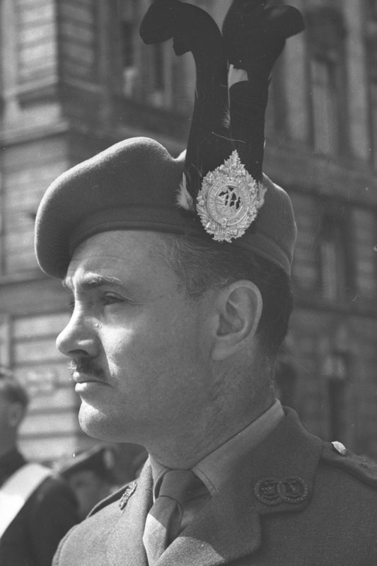 «Парад союзных войск в Вене, приуроченный к годовщине победы над Германией. Офицер полка Аргайльских и Сазерлендских горцев (The Argyll and Sutherland Highlanders) Британской армии.»