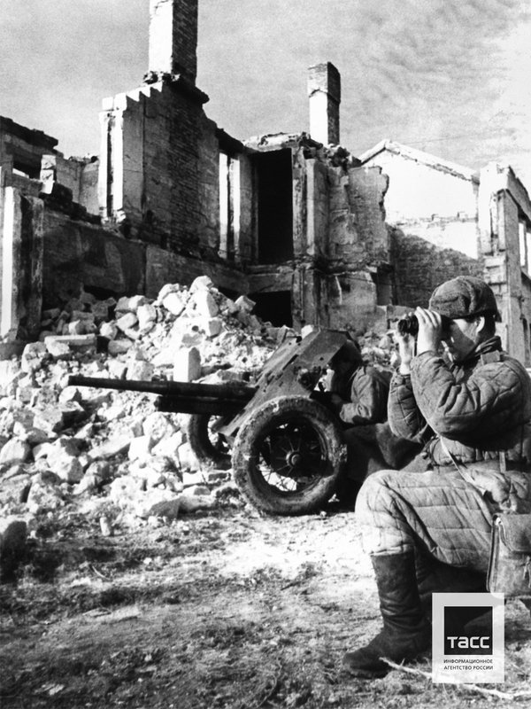 Старший сержант, орденоносец В.Ф. Куницын у противотанкового орудия, Керчь