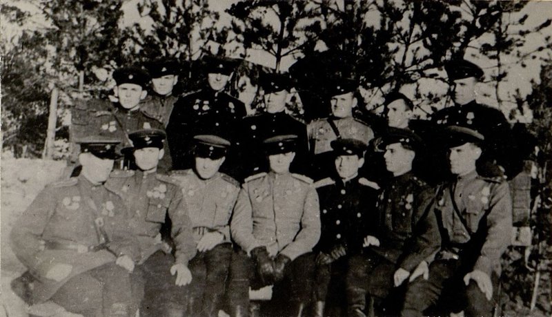 Фотография: В центре командир полка Кадацкий С.З. среди офицеров полка. 1942 г.