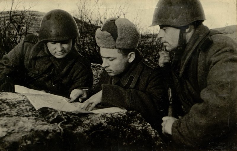 Фотография: 1 п. р. Капитан Есарков перед боем инструктир. Командиров расчетов своей роты