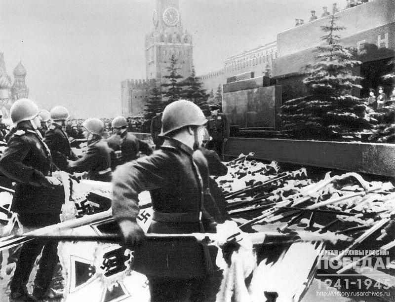 Колонна офицеров Красной Армии, бросающих фашистские знамена к подножью мавзолея В.И. Ленина