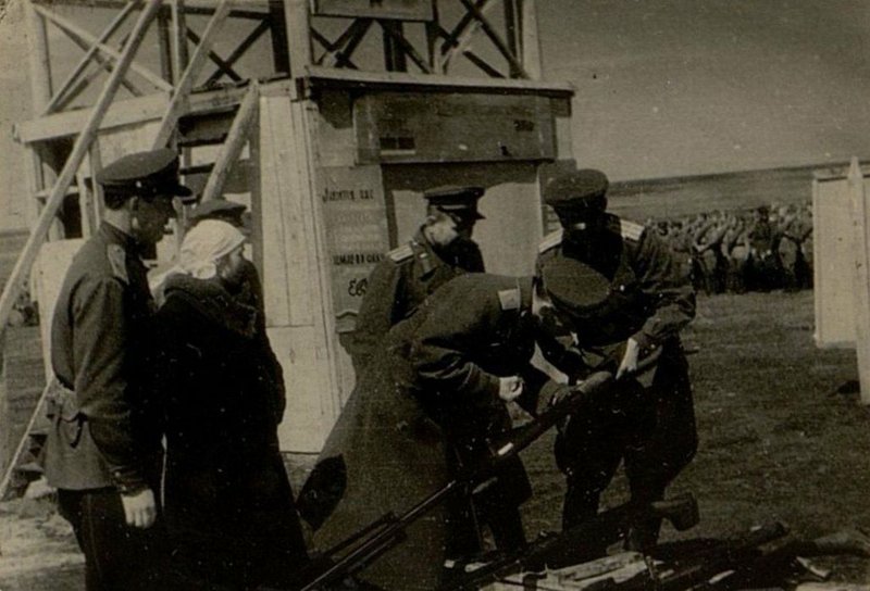 Фотография: Вручение оружия О.Д. Ромашко