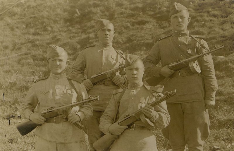 Фотография: Герои боев за Хутоу. Вверху - сержант Луковпин, сержант Клыков, внизу - Самыкин, Андреев