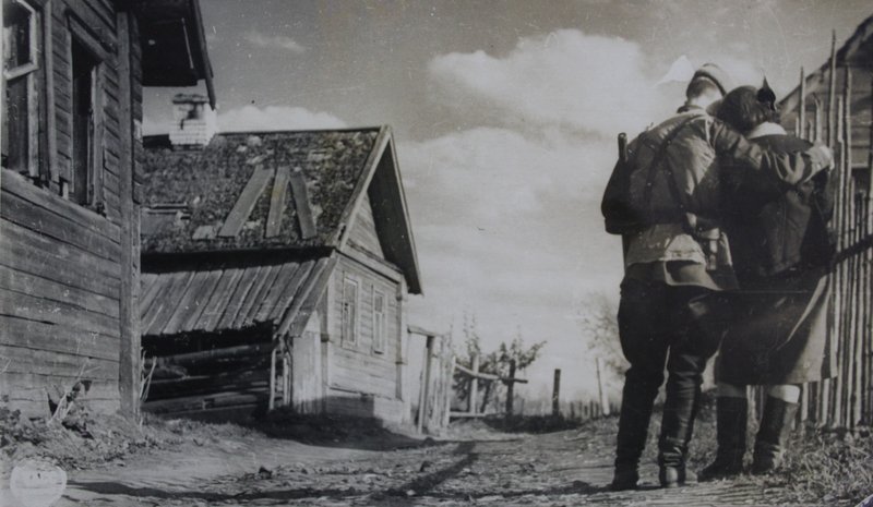 В тылу врага. В родной деревне с любимой девушкой…