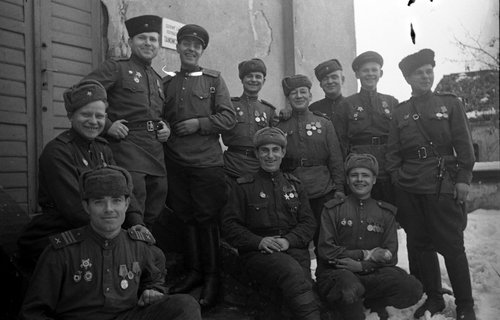 Группа советских бойцов, участвовавших в боях за Будапешт фотографируются на одной из улиц города после его освобождения