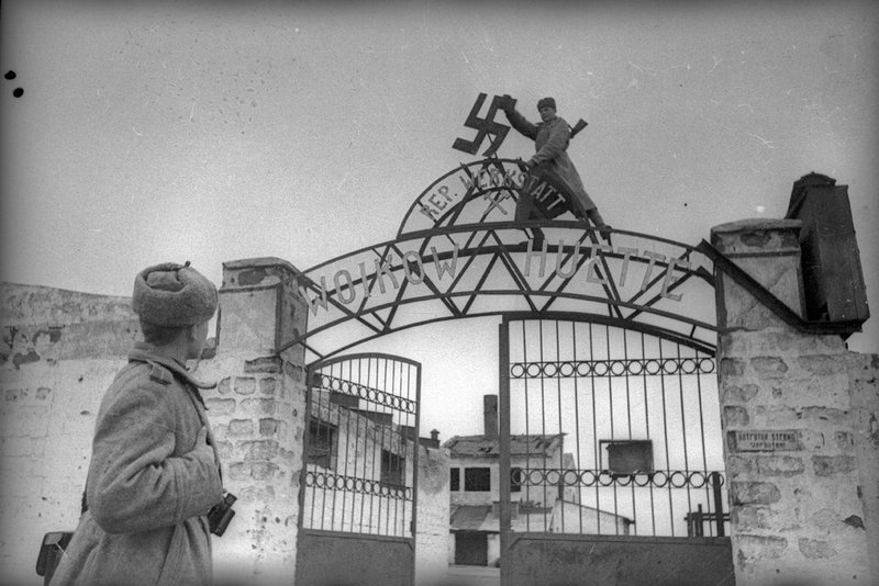 Советские солдаты срывают свастику с ворот завода имени Войкова