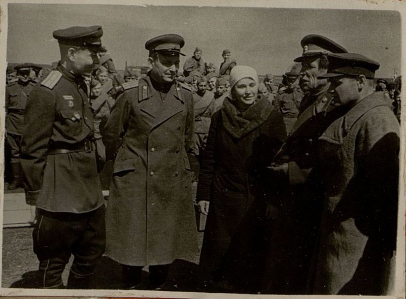Фотография: Вручение оружия О.Д. Ромашко
