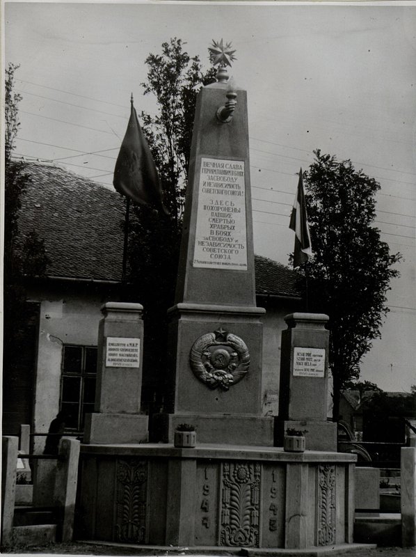 Image: Abony town. Monument  at the military cemetery