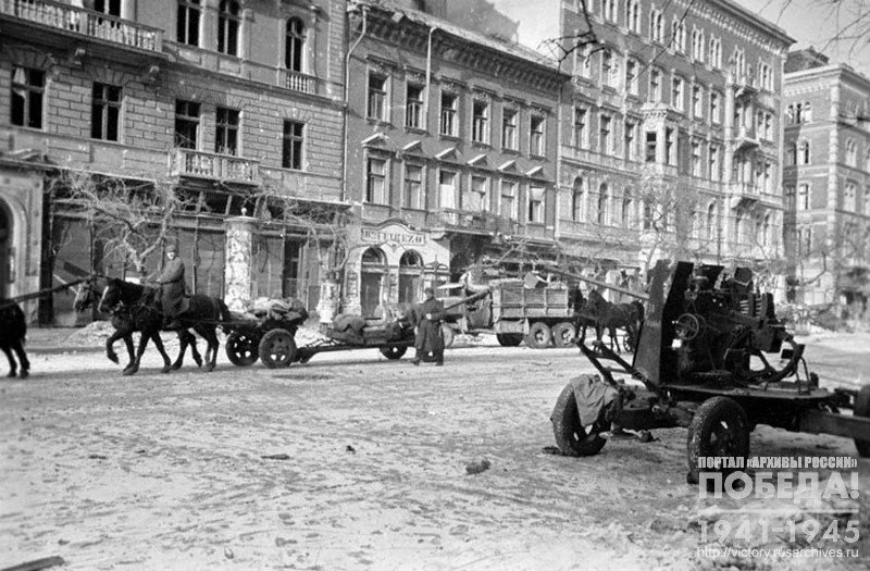 Вид артиллерийских орудий на одной из улиц Будапешта, освобожденного советскими войсками от гитлеровцев