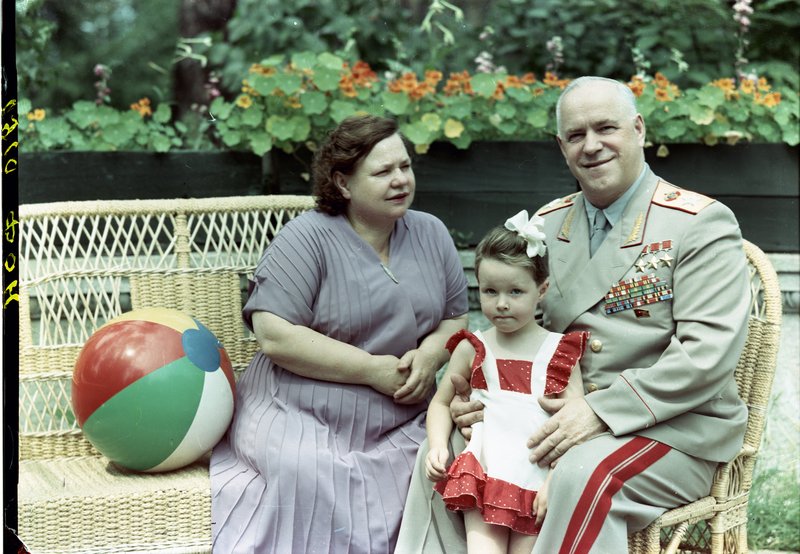 «Маршал Советского Союза Г.К.Жуков с женой Александрой Диевной и внучкой Сашей на даче.»
