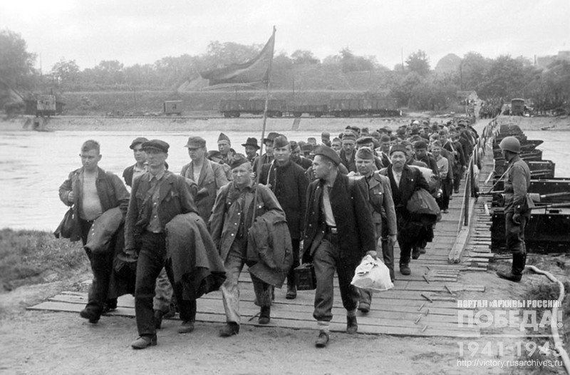 Советские граждане, отправленные на работу в Германию, возвращаются на Родину