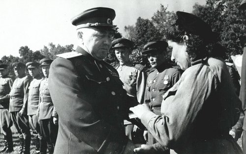 Командующий 3-й ударной армией генерал-полковник В.И. Кузнецов награждает правительственными наградами бойцов и командиров этой армии, участников штурма Рейхстага