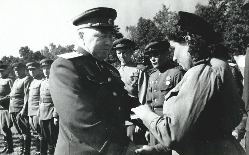 Командующий 3-й ударной армией генерал-полковник В.И. Кузнецов награждает правительственными наградами бойцов и командиров этой армии, участников штурма Рейхстага
