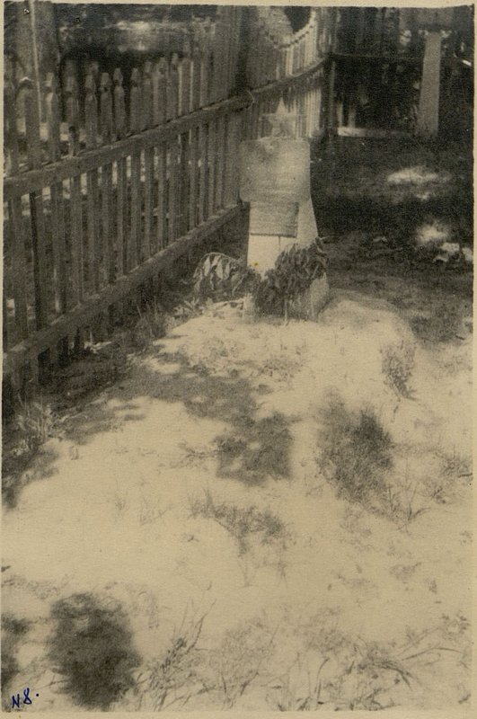 Фотография: Памятник младшему воентехнику Наволодскому С.Я., г. Добруш, территория фабрики "Герой Труда"