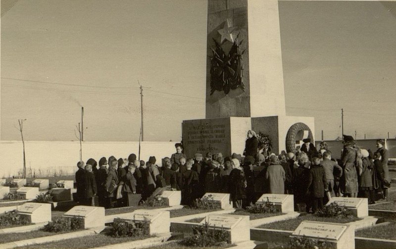 Фотография: Учащиеся Советской школы г. Баден возложили венки на воинском кладбище