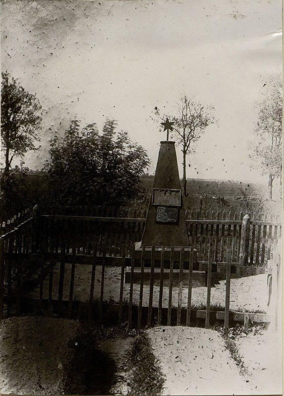 Фотография: Индивидуальная могила расположена на городском кладбище г. Слуцка, по ул. 14-ти партизан