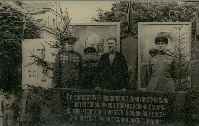 Фотография: На трибуне Члены Военного Совета армии, бойцы и представители общественных организаций города