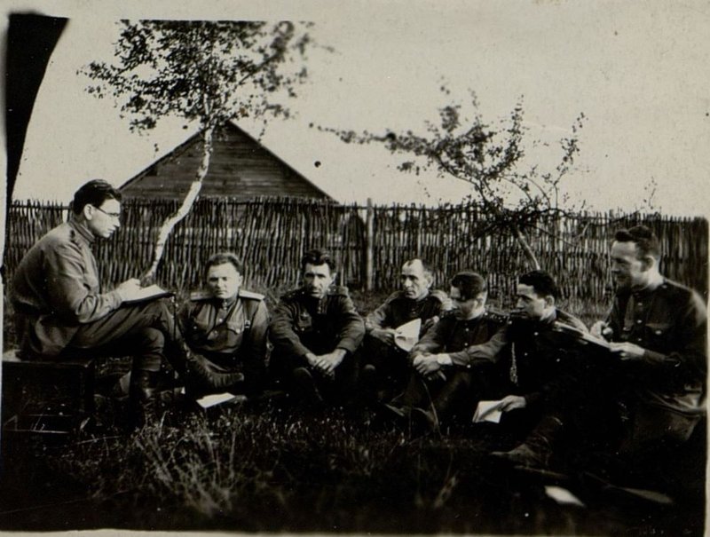 Фотография: Заседание партбюро полка. Проводит парторг майор товарищ Кравцов