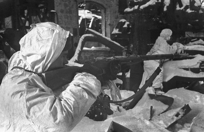 Search for enemies in a destroyed factory. Stalingrad
